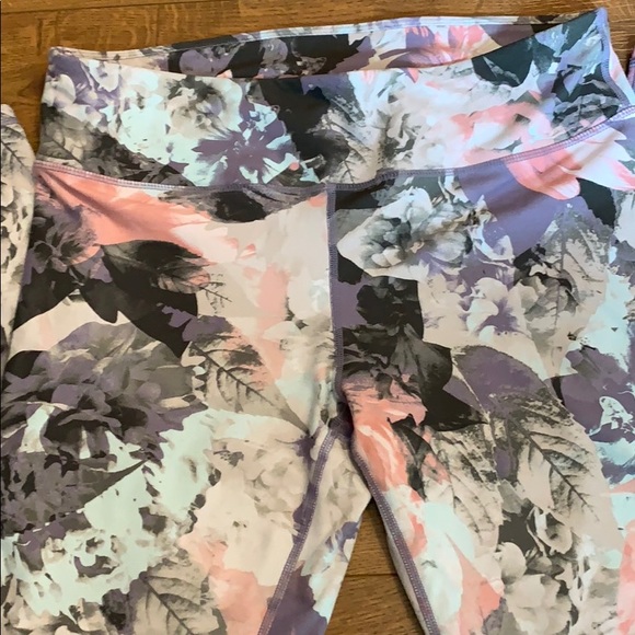 Fabletics floral ankle length leggings - Picture 8 of 8
